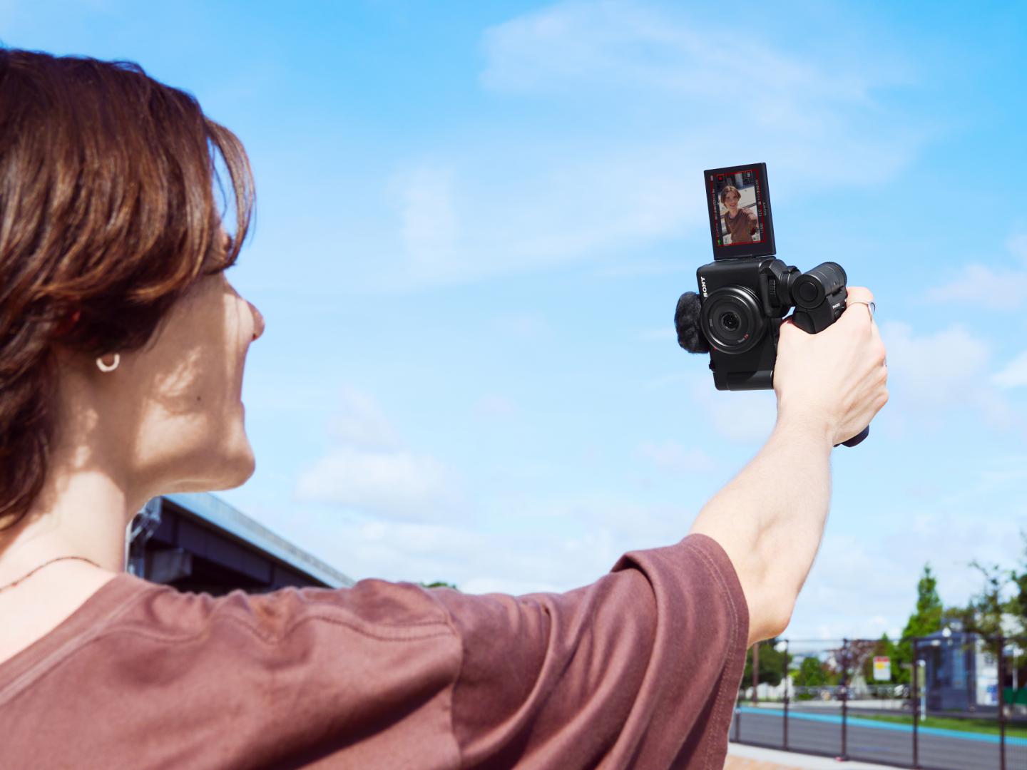 SONY Compact dedicata pentru vlogging ZV-1F 20.1MP, 7.6mm, F2 ISO 125-12.800, 1/32.000s, 4K @30fps, SD/SDXD/SDHC/x1 Micro-HDMI/x1 USB-C, Rafala 3.5-16cps, WiFi/Bluetooth, Senzor CMOS Exmor RS 1"